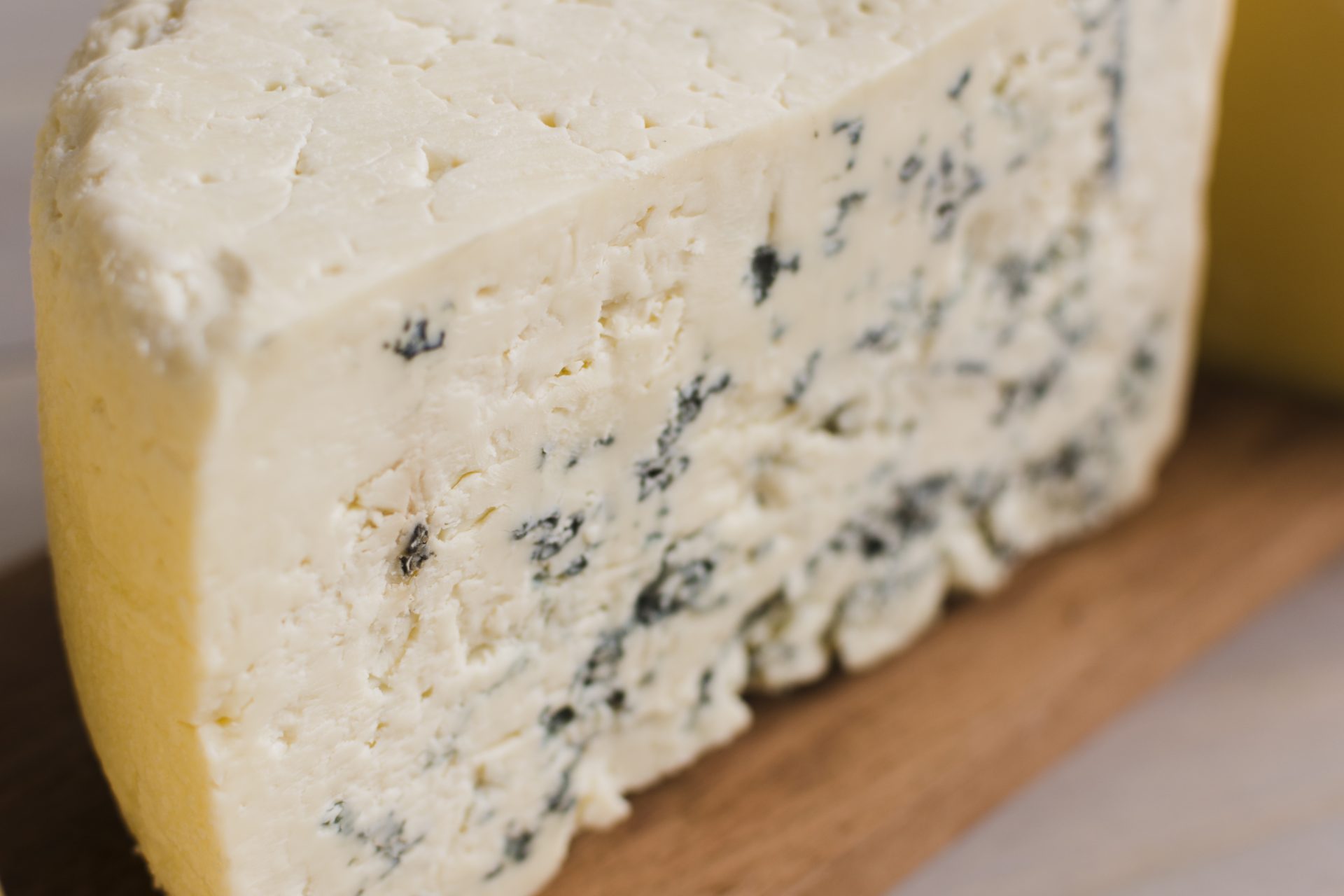 Was ist Tiroler Graukäse? Erfahre alles über Herstellung, Geschmack, Verwendung und warum Graukäse so gesund ist.